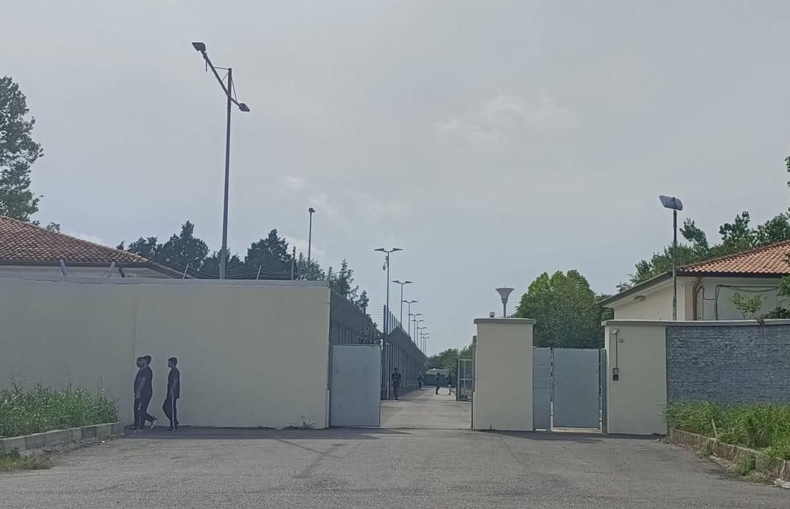 Immagine per Migranti rimasti fuori dal Cara, dormono senza un tetto a Gradisca
